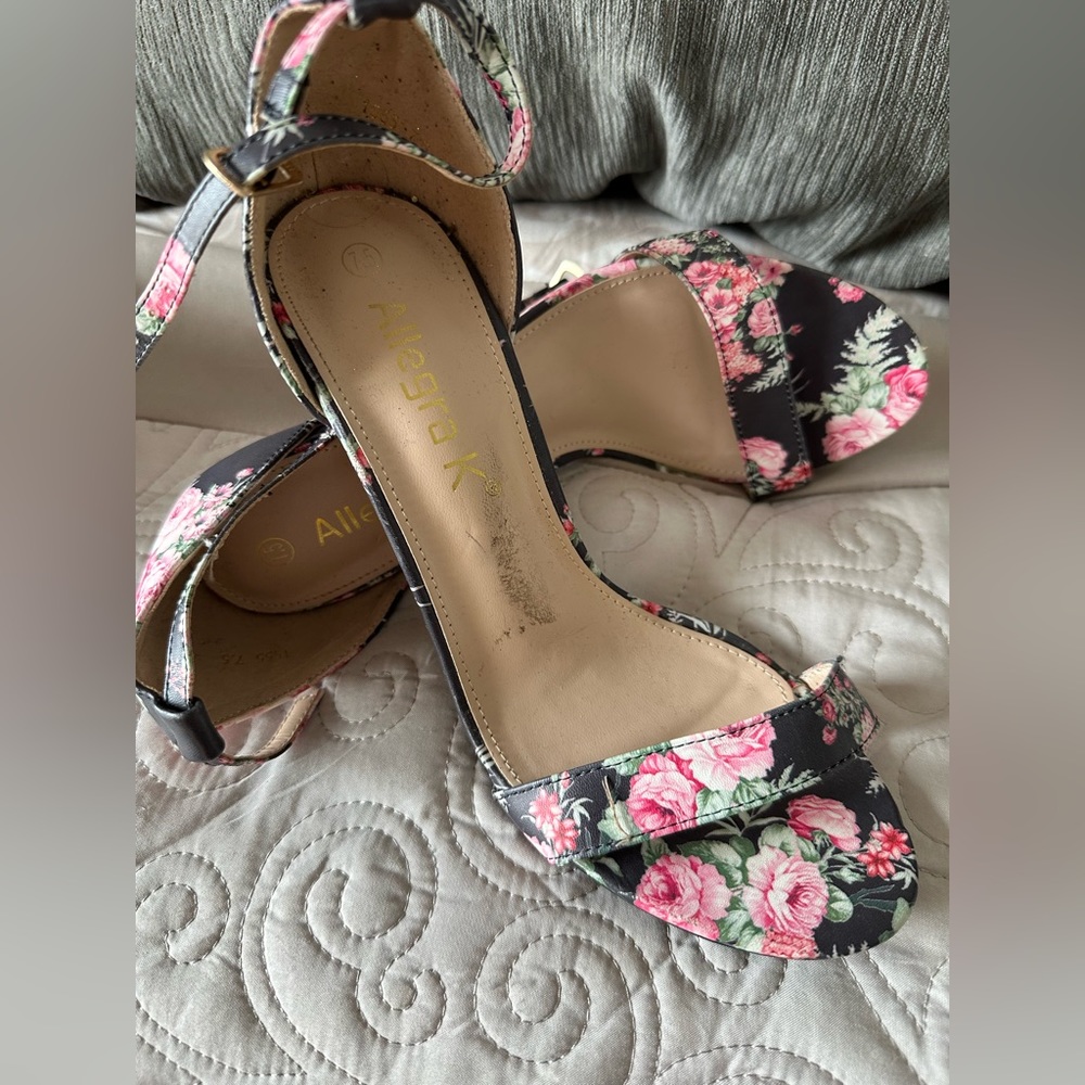 Allegra K black with beautiful floral . Ankle strap . Size 7 1/2